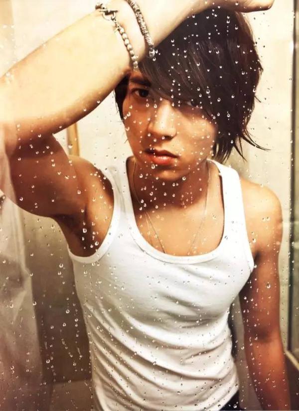 不仅有颜还有胸肌,山下智久拥有日本男星里最美的肉体