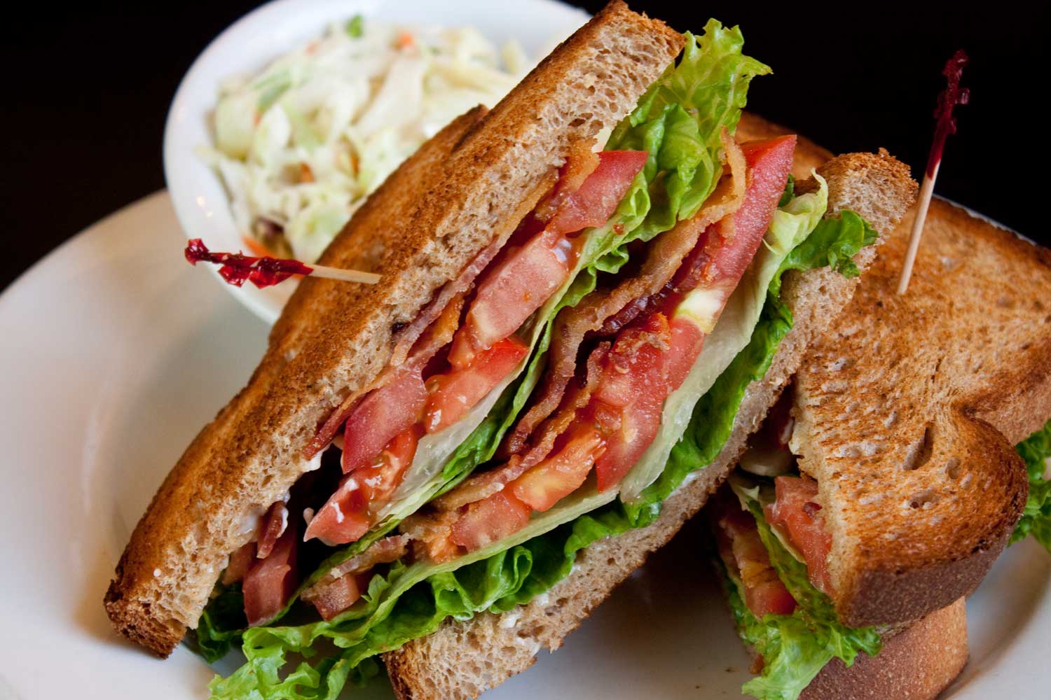 培根,生菜,番茄三明治(a bacon , lettuce , and tomato sandwich)